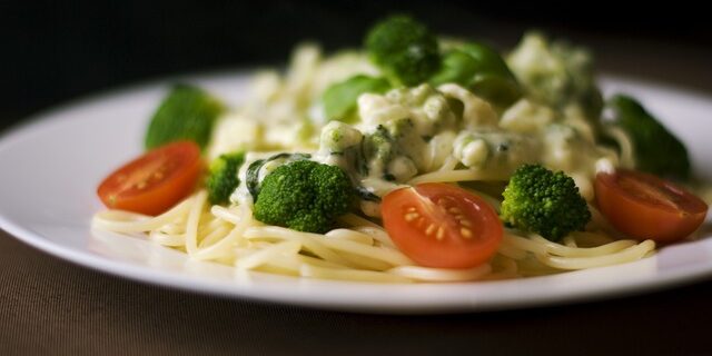 Noedels met zalm en roergebakken groente