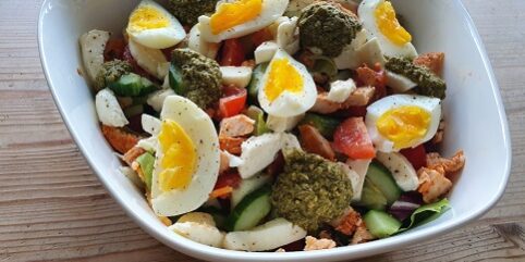 Salade met kip, ei, tomaat, mozzarella en pesto